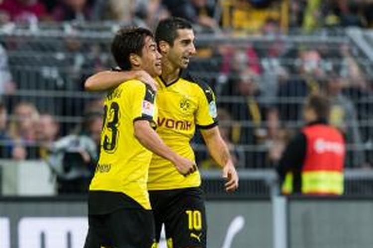 Shinji Kagawa merayakan gol bersama Henrikh Mkhitaryan saat Dortmund menang atas Leverkusen, Minggu (20/9/2015). 