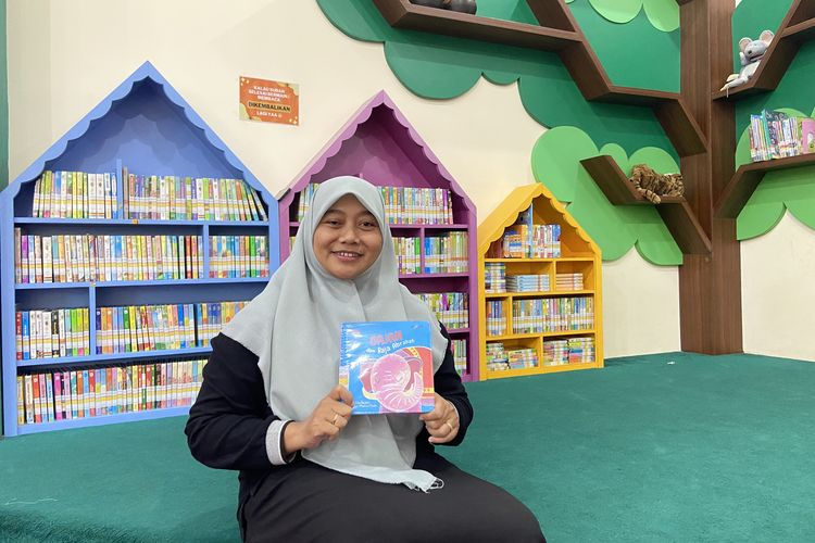 Siti Muzayanah Keliling Sekolah di Sidoarjo Kenalkan Buku ke Anak-anak