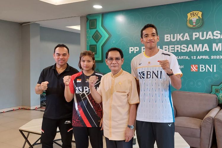 Kabid Binpres PBSI Rionny Mainaky bersama Komang Ayu Cahya Dewi, Wasekjen PBSI Edi Sukarno, dan Chico Aura Dwi Wardoyo dalam acara Buka Bersama PBSI 2023 di Pelatnas Cipayung, Rabu (12/4/2023).