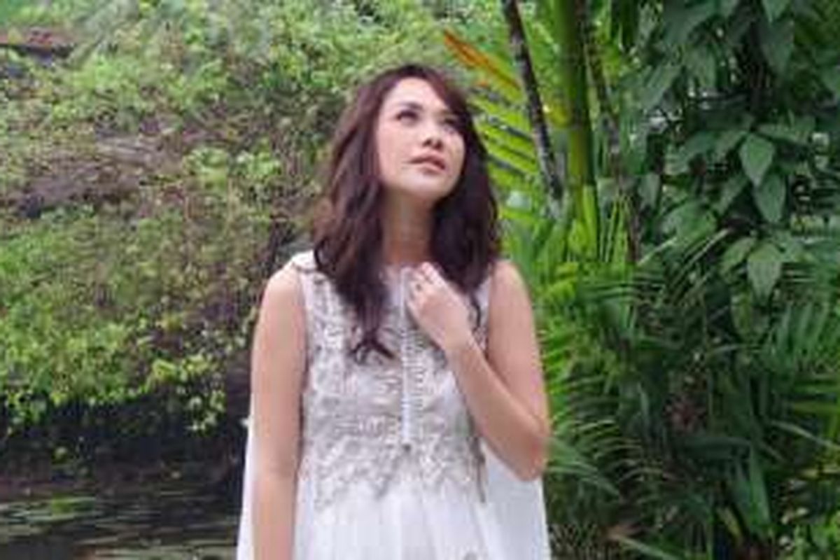 Artis peran dan penyanyi Bunga Citra Lestari saat shooting klip video berjudul 