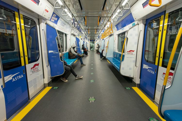 Situasi rangkaian kereta MRT Jakarta yang lengang di masa PPKM Level 4, Senin (2/8/2021). PPKM diperpanjang sampai tanggal, berita PPKM terbaru