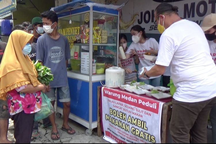 Sejumlah anak muda dari gerakan Warung Medan Peduli memborong dagangan pedagang kecil kemudian dibagikan gratis kepada warga.