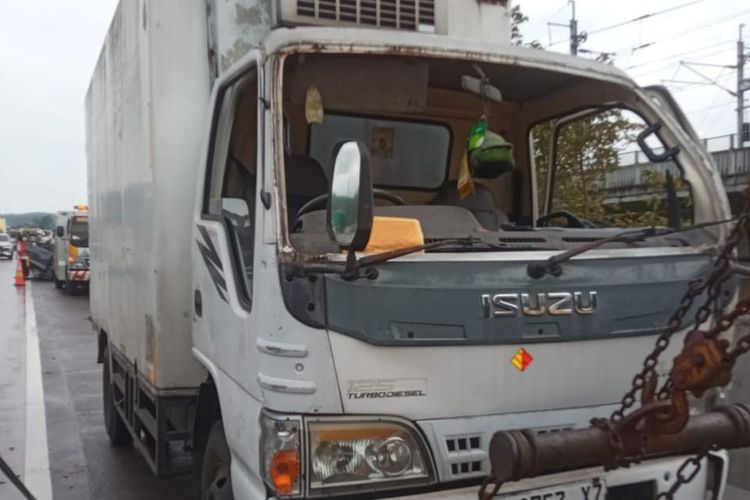 Kecelakaan terjadi di Tol Cipularang pada hari ini Selasa (2/12/2025) dengan melibatkan sembilan kendaraan yang menyebabkan satu orang meninggal dunia.