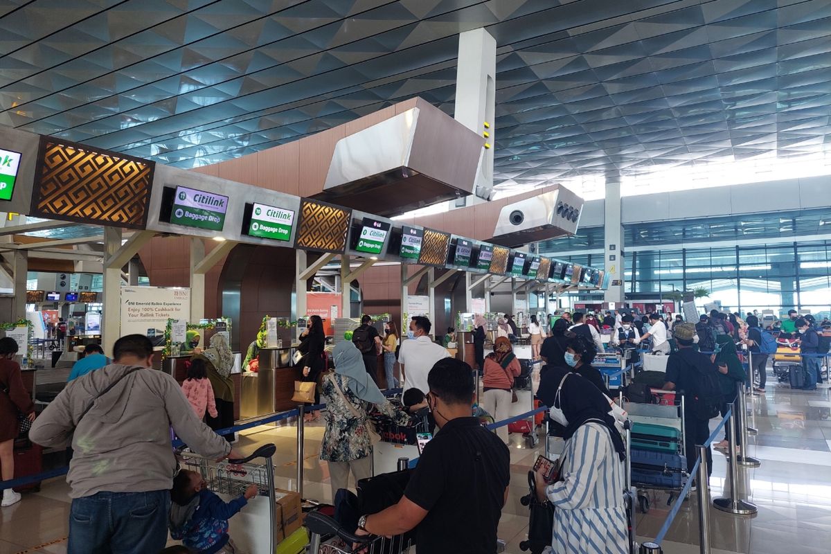 Suasana Terminal 3, Bandara Soekarno-Hatta, Kota Tangerang, Selasa (26/4/2022).