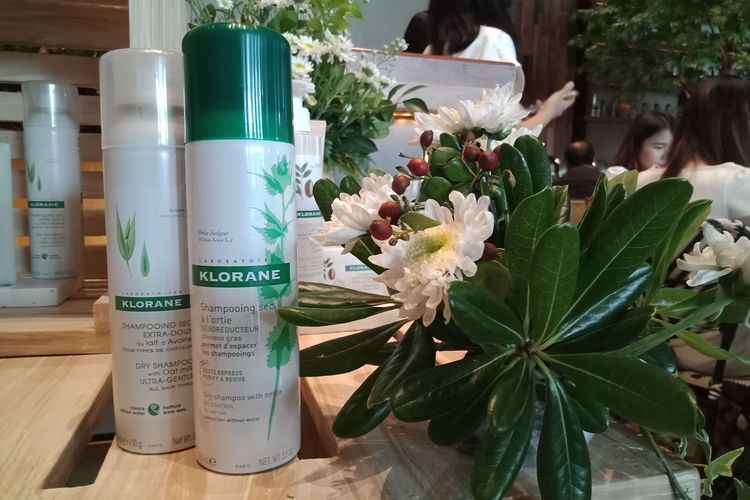 Dry Shampoo Ultra Gentle with Oat Milk dan Dry Shampoo with Nettle Oil Control dari Klorane.