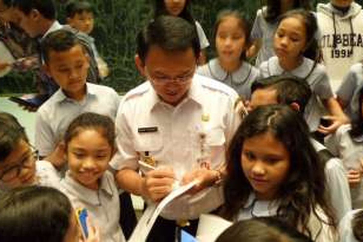 Gubernur DKI Jakarta Basuki Tjahaja Purnama penuhi permintaan tanda tangan anak kelas 5 SD Mentari School Jakarta, Rabu (8/6/2016). 