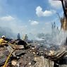 14 Unit Mobil Damkar Tangani Kebakaran Lapak Rongsok di Kebon Jeruk