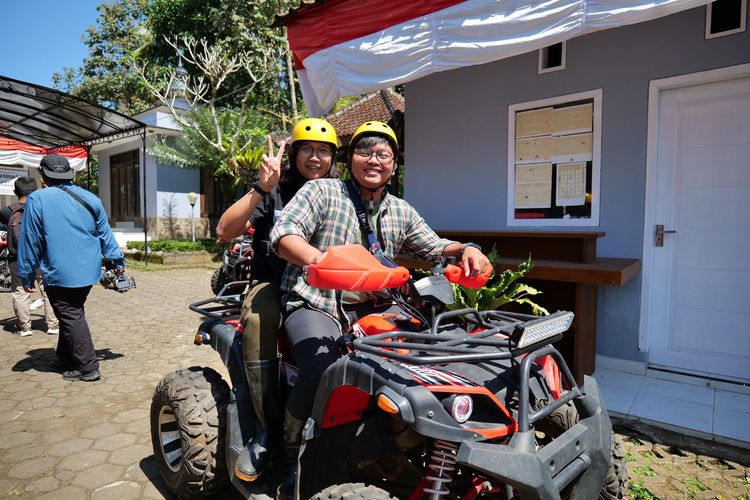 Naik ATV atau mobil trooper keliling desa, fasilitas Desa Wisata Tamansari di Banyuwangi, Jawa Timur. 
