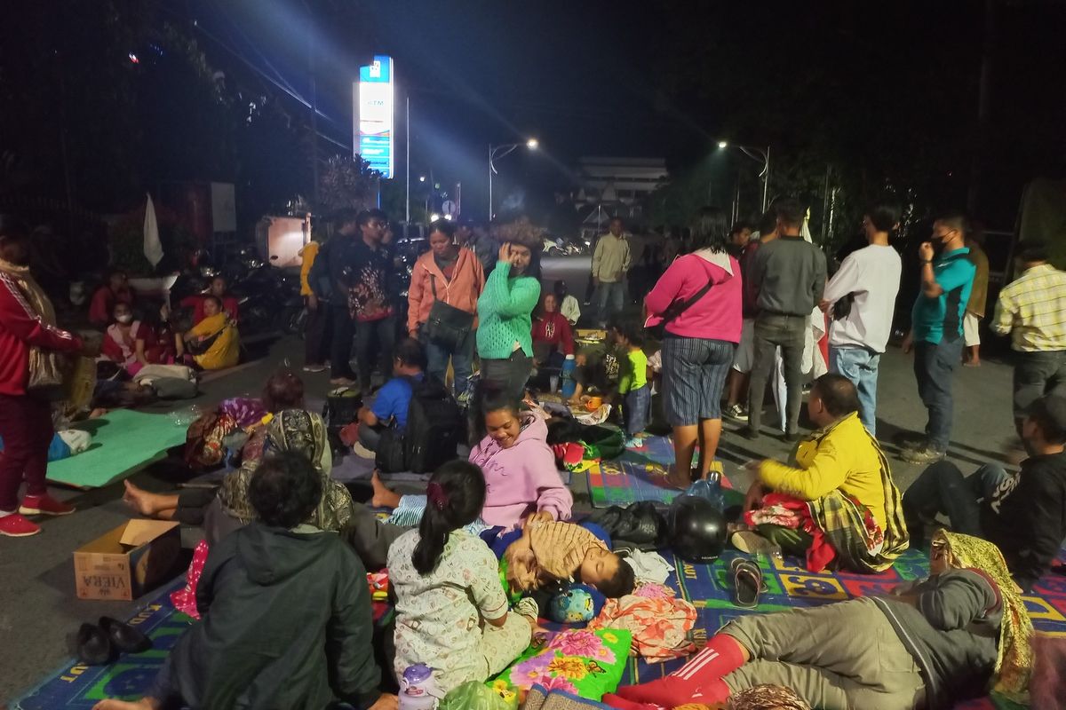 Foto: Warga menduduki lokasi pintu masuk Balai Kota Pematang Siantar di Jalan Merdeka, Kelurahan Proklamasi, Kecamatan Siantar Barat, Kota Pematang Siantar, Rabu (19/10/2022) malam.