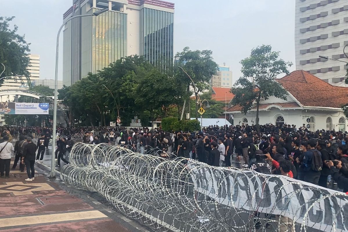 Massa aksi tolak UU TNI di Gedung Grahadi, Senin (24/3/2025).