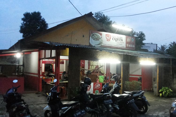 Soto Kauman Express, yang berlokasi di Jalan Muchtar, Sawangan, Depok, Selasa (30/5/2017). Rumah makan ini menawarkan program menu buka puasa gratis bayar pakai doa bagi para pengunjungnya yang berlaku setiap hari selama bukan puasa, tepatnya dari pukul 18.00 - 18.30 WIB.