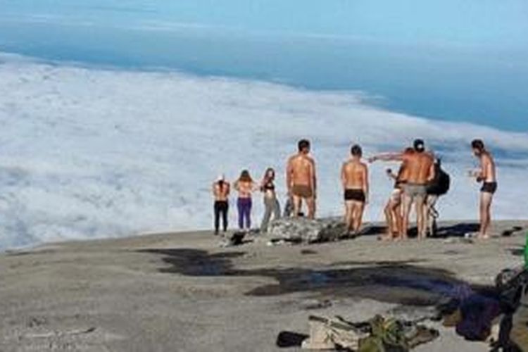 Turis-turis Eropa yang sedang bertelanjang di puncak Gunung Kinabalu, Sabah, Malaysia