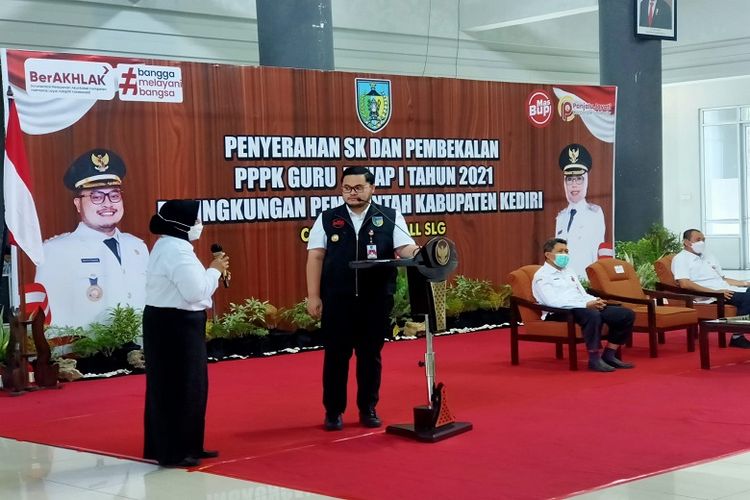 Para guru penerima SK PPPK Tahap 1 mulai aktif bekerja pada Kamis (28/4/2022). Lokasi penugasan mereka tersebar di 36 SMP dan 448 SD di wilayah Kabupaten Kediri.