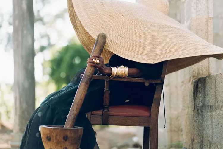 Nenek fashion icon asal Zambia, Margret Chola menggenggam ?ibende? yaitu tongkat kayu panjang yang selama bertahun-tahun dia gunakan untuk menumbuk jawawut, singkong atau jagung.