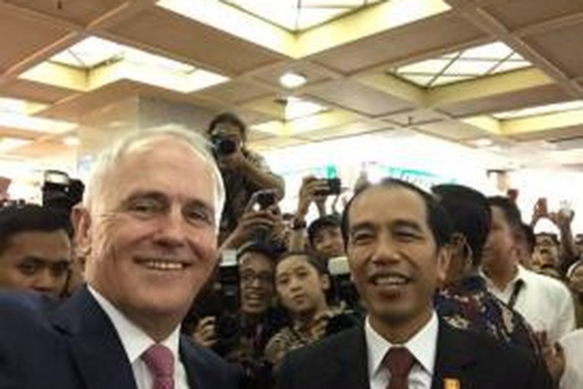 Presiden Joko Widodo dan Perdana Menteri Australia Malcolm Turnbull saat berfoto di Pasar Tanah Abang, Kamis (12/11/2015). Foto itu diunggah di akun twitter milik Turnbull.