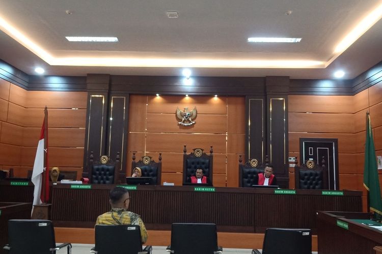 Guru besar Unand Elwi Danil memberikan kesaksian dslam sidang lanjutan korupsi RSUD Pasbar, Jumat (28/7/2023) di PN Tipikor Padang
