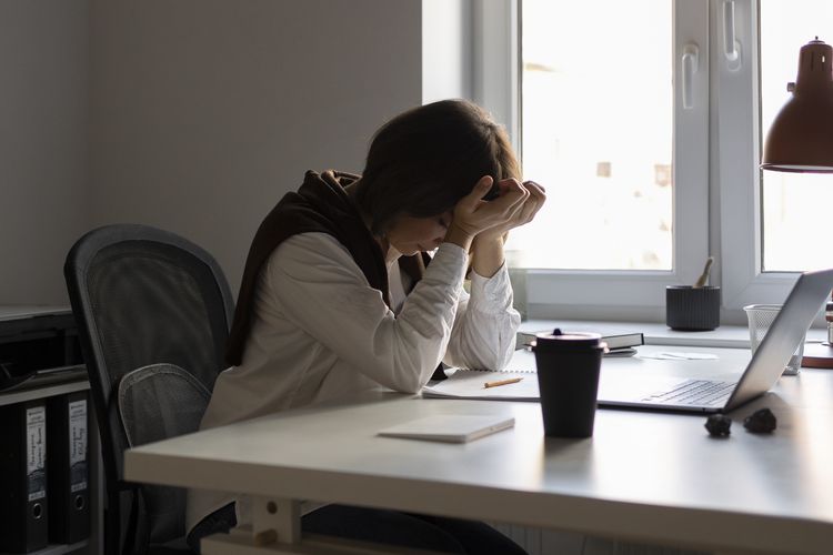 Ilustrasi stres di kantor.
