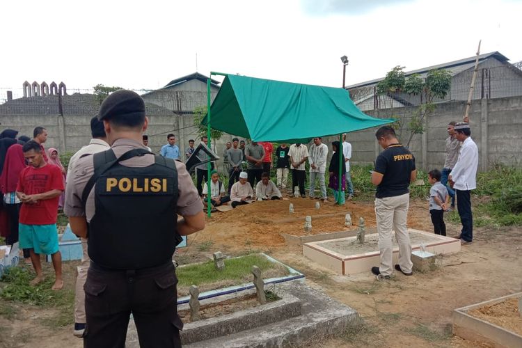Tersangka kasus pencurian JD mengikuti pemakaman bapaknya di Kelurahan Bacang, Pangkal Pinang.