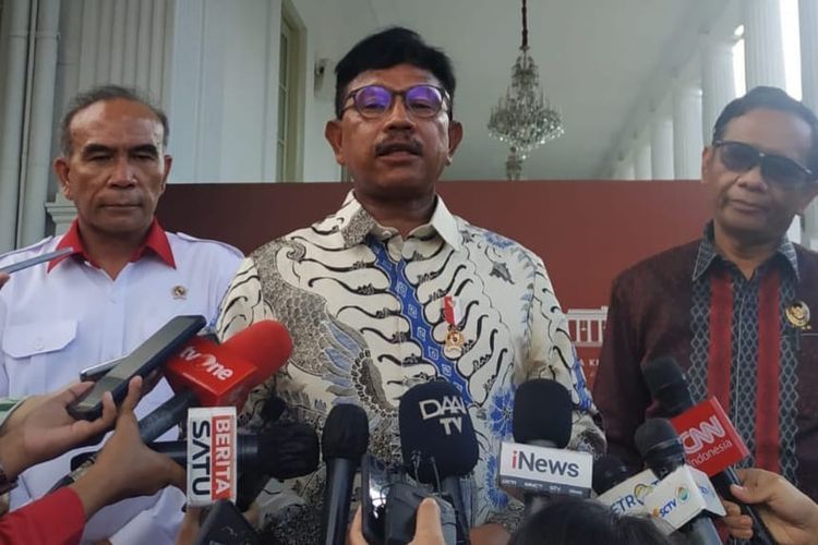 Menteri Komunikasi dan Informatika Johnny G Plate memberikan keterangan pers usai menghadiri rapat internal yang membahas maraknya aksi peretasan di Istana Kepresidenan, Jakarta, Senin (12/9/2022)