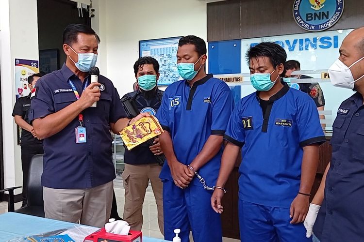 BNNP NTB mengamankan MAZ warga Medan dan RFA warga Mataram usai transaksi sabu di salah satu pusat perbelanjaan di Mataram.