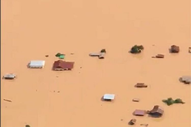 Kondisi kawasan permukiman yang terendam air setelah sebuah bendungan yang sedang dibangun di Laos jebol pada Senin (23/7/2018) malam.