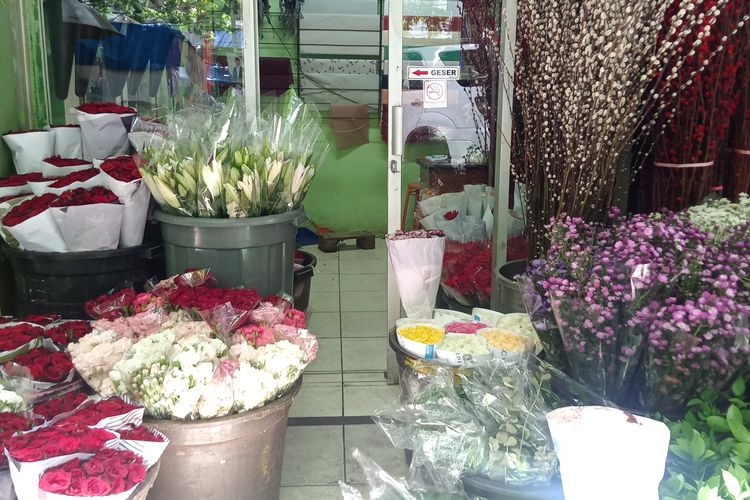 Bunga-bunga potong yang masih segar di pagi hari berada di etalase Pasar Bunga Rawa Belong, Senin (22/1/2024).