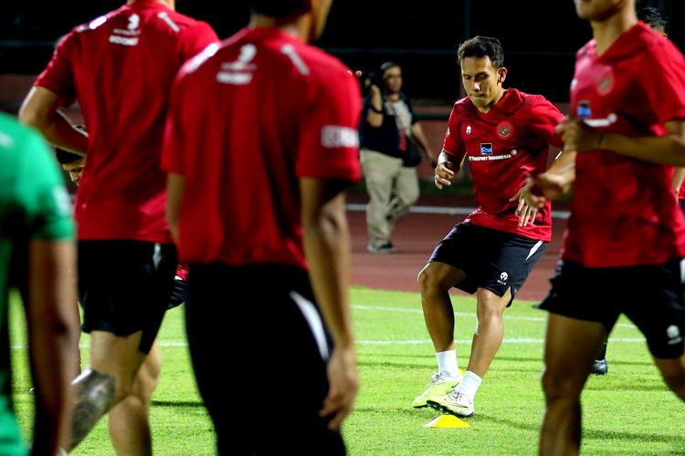 Jelang FIFA Matchday melawan Turkmenistan, pemain Timnas Indonesia Egy Maulana Vikri latihan besama di Lapangan Thor Surabaya, Selasa (5/9/2023) malam.