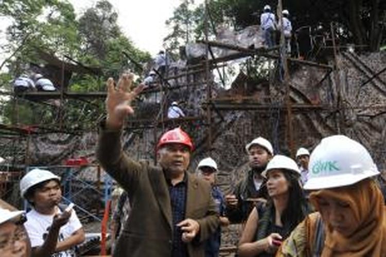 Seniman patung Nyoman Nuarta menjelaskan pembuatan patung Garuda Wisnu Kencana di Workshop Studio Nyoman Nuarta, Sarijadi, Kecamatan Sukasari, Bandung, Jawa Barat, Selasa (23/7/2013).