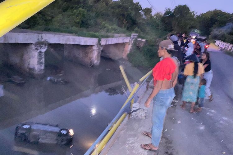 Lokasi kecelakaan lalu-lintas sebuah mobil berpenumpang 10 orang di Lombok Timur jatuh setelah menabrak pembatas jembatan, di Desa Keruak, Lombok Timur, Jumat (22/3/2024).