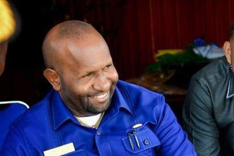 Bupati Mamberamo Tengah Ricky Ham Pagawak (baju biru) yang diduga telah melarikan diri ke Papua Nugini akibat terjerat kasus suap dan gratifikasi proyek pembangunan di Mamberamo Tengah