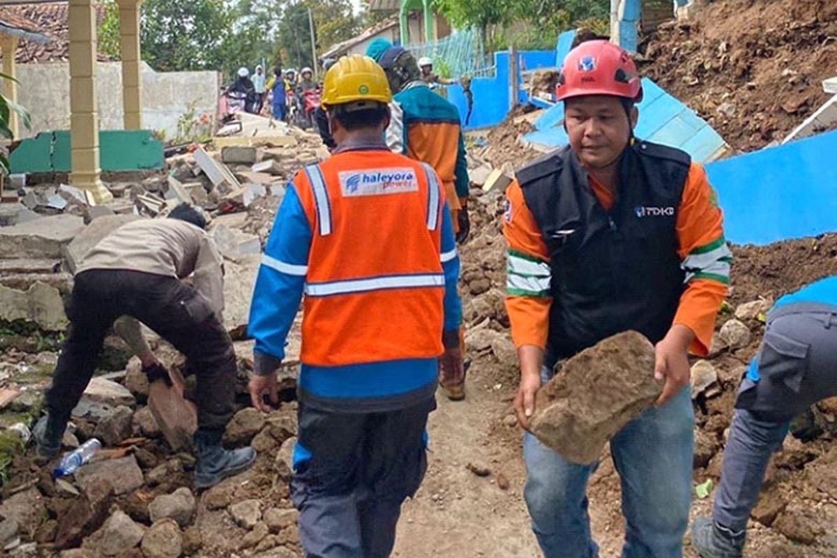 Proses evakuasi gempa di Cianjur.
