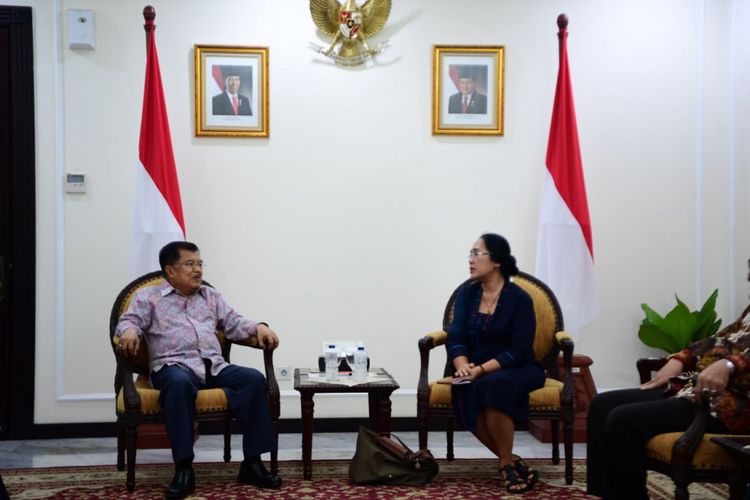 Wakil Presiden RI Jusuf Kalla (kiri) menerima Sekretaris Jenderal Institut Lembang Sembilan (IL-9) Eva Kusuma Sundari (kanan) di kantor Wakil Presiden RI, Jakarta, Kamis (8/2/2018). 