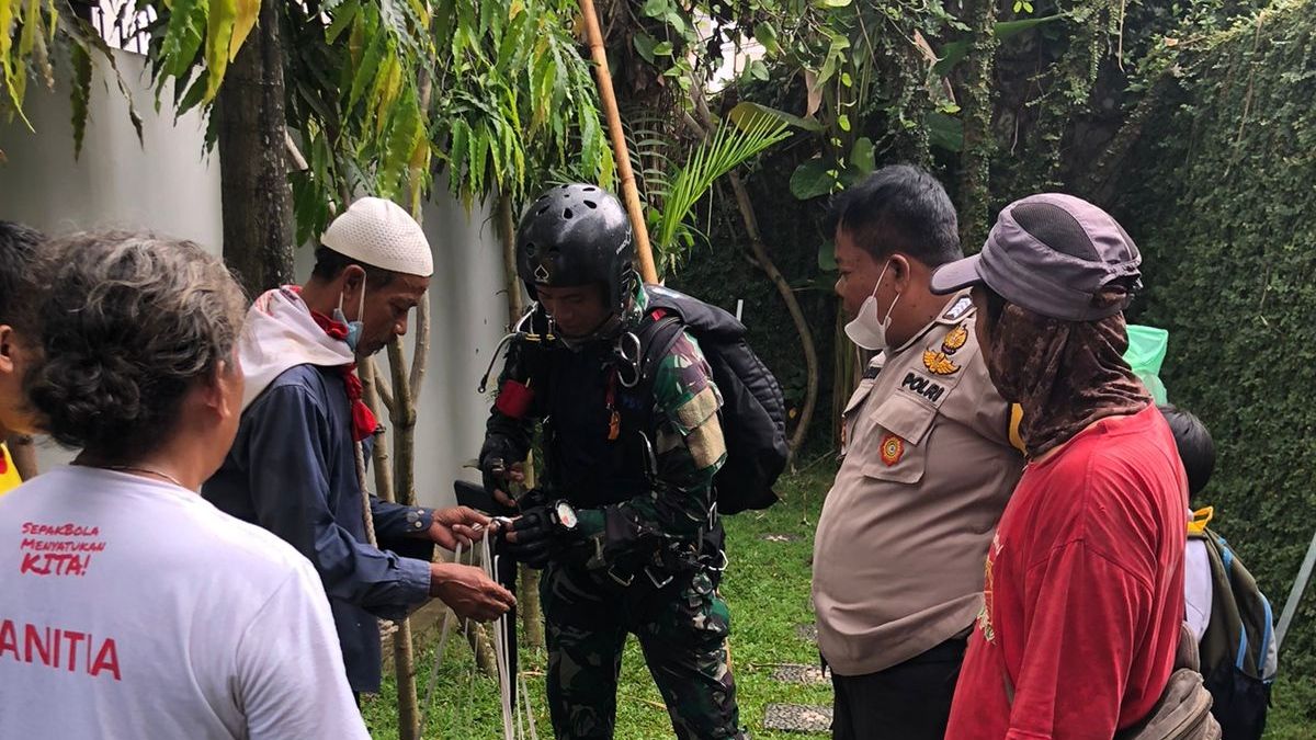 Penerjun Payung yang Mendarat Darurat di Ciganjur adalah Pasukan Elite TNI AL Denjaka