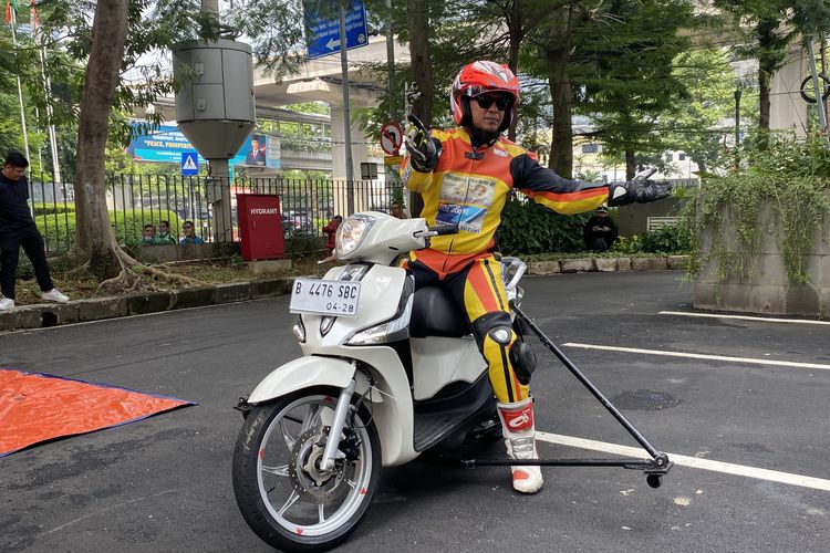 Demonstrasi berkendara aman dan safety riding dari Road safety Association