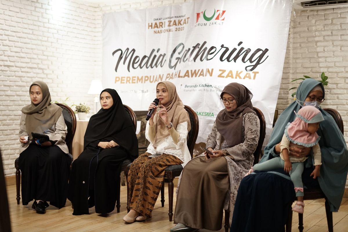 Para perempuan pegiat zakat berbagi inspirasi di momen Hari Zakat dan Hari Kartini yang diselenggarakan Forum Zakat (FOZ) di Beranda Beranda Kitchen, Kebayoran Baru, Jakarta Selatan, pada Senin (17/4/2023)