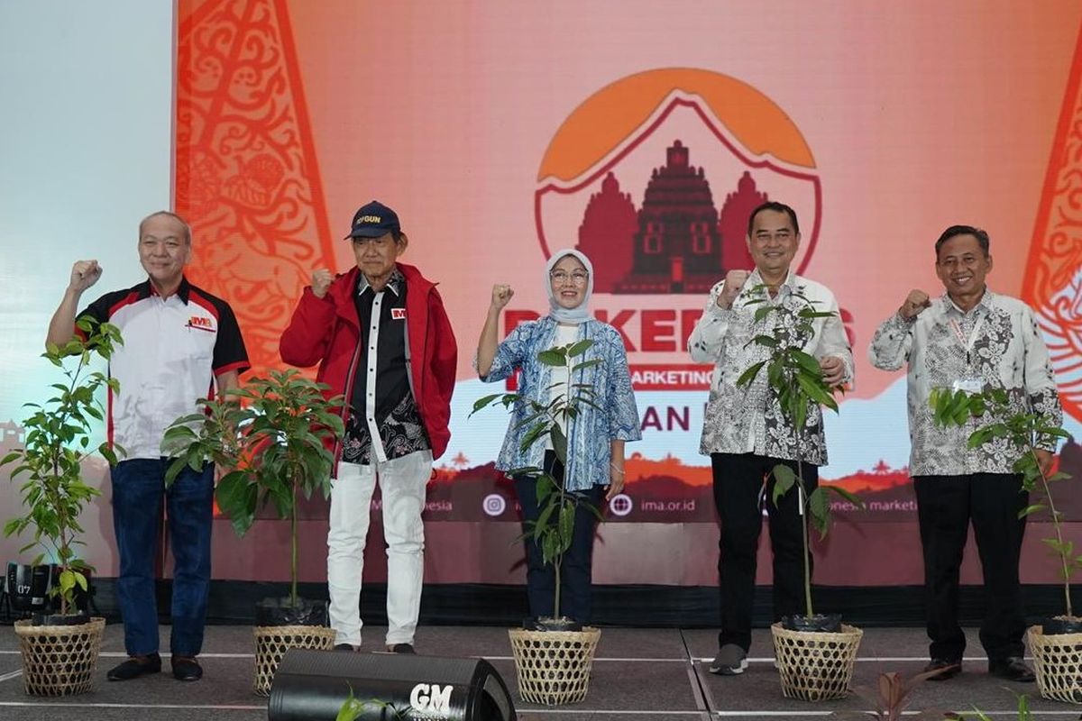 Penyerahan secara simbolis 2.000 pohon untuk konservasi hutan di lereng gunung merapi di area Kaliurang dan area Candi Prambanan, Kabupaten Sleman dalam Rapat Kerja Nasional (Rakernas) Indonesia Marketing Association (IMA) 2024.