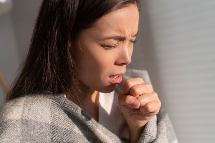 Ilustrasi batuk kering yang bisa disebabkan oleh alergi.