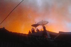 Rumah Terbakar, Warga Sawah Besar Mengungsi di Bawah Jembatan