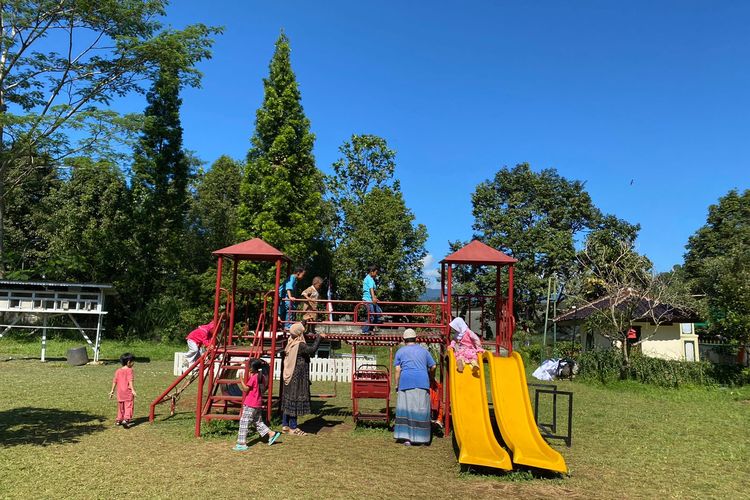 Antusiasme pengunjung saat berwisata di Bogor Fruit Garden di Gunung Menyan, Pamijahan, Bogor, Jawa Barat. 