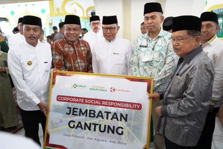 Penyerahan simbolis CSR jembatan gantung oleh Muhammad Jusuf Kalla.