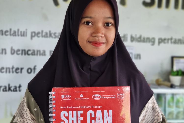 Modul She Can dipegang peserta.