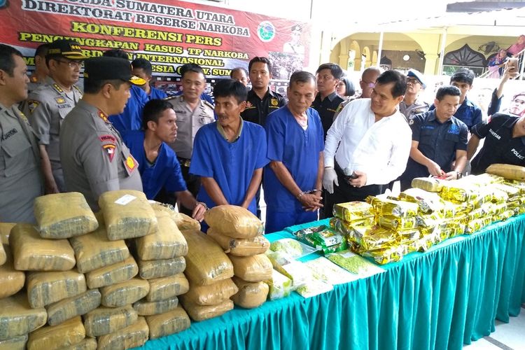 I alias IR (tengah) mengaku disuruh seseorang bernama Heru untuk membawa 70 kg ganja dari Percut Sei Tuan ke Jalan Pancing diupah Rp 2,5 juta.