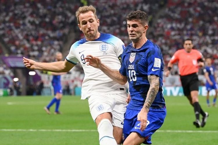 Hasil Inggris vs Amerika Serikat: Harry Kane (kiri) berduel dengan Christian Pulisic (kanan) pada laga Grup B Piala Dunia 2022 Qatar yang mempertemukan timnas Inggris vs Amerika Serikat, Sabtu (26/11/2022) dini hari WIB. Pertandingan Inggris vs Amerika Serikat yang dihelat di Al Bayt Stadium berakhir imbang tanpa gol.