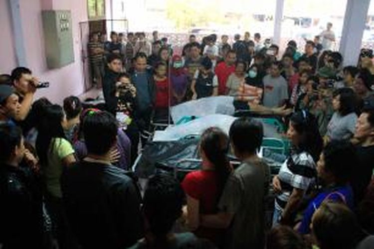 Suasana di Instalasi Pemulasaran Rumah Sakit Prof. Kandouw Malalayang, saat jenazah korban kebakaran Inul Vizta dievakuasi.