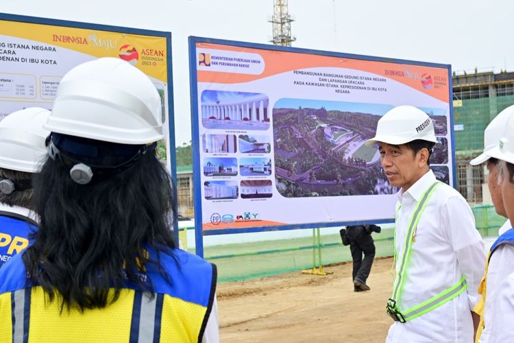Presiden Joko Widodo saat meninjau progres pembangunan Istana Presiden di Kawasan Ibu Kota Nusantara (IKN), Kabupaten Penajam Paser Utara, Provinsi Kalimantan Timur, pada Jumat (22/9/2023). 