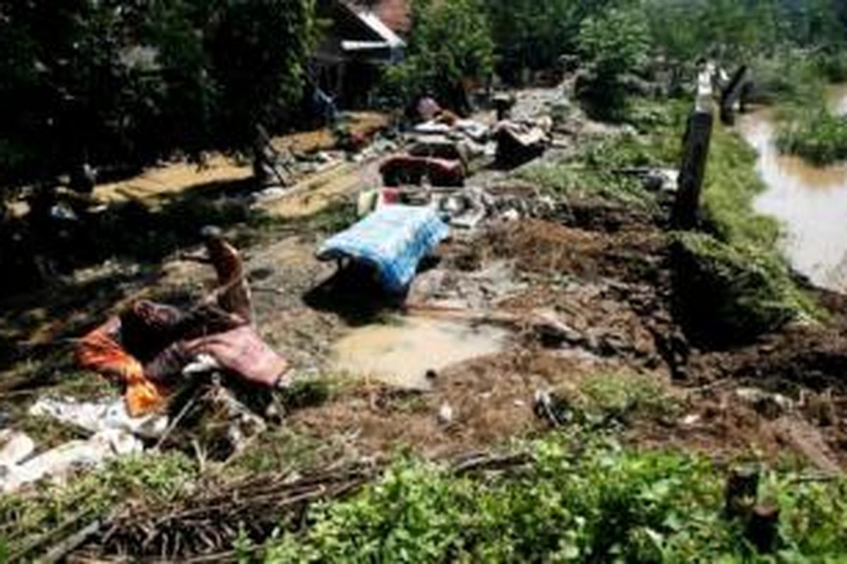 Tanggul Sungai Cimanuk sepanjang 150 meter yang jebol di Kampung Pilangsari, Jatibarang, Kabupaten Indramayu, Jawa Barat, masih belum bisa diperbaiki, Selasa (17/3). Tanggul yang jebol, yang menyebabkan banjir dan sempat melumpuhkan jalur pantura, ini dibangun tahun 2012. Meski beberapa permukiman warga masih terendam dan di beberapa titik berangsur surut, kondisi ini masih dikhawatirkan jika debit sungai kembali membesar karena hujan di hulu sungai.
