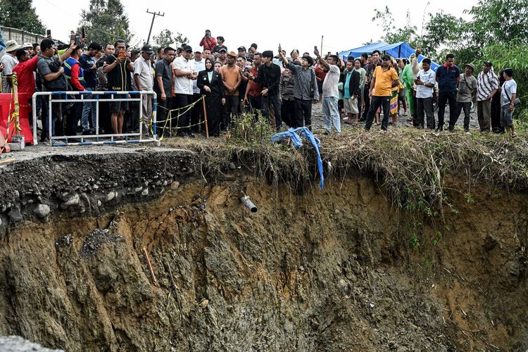 Jalan Provinsi di Perbatasan Langkat-Karo Longsor ke Tepi Jurang, Bobby: Oktober Diperbaiki    