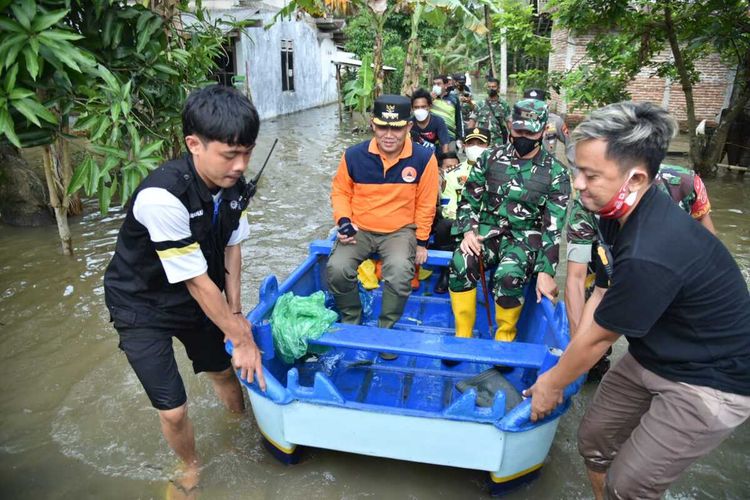 Bupati Kebumen Arif Sugiyanto meninjau lokasi banjir di wilayahnya, Selasa (15/3/2022).