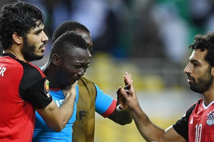 Pemain Mesir, Mohamed Salah (kanan), mencoba menenangkan kiper Burkina Faso, Herve Kouakou Koffi, yang menangis dalam laga semifinal Piala Afrika di Stade de lAmitie Sino-Gabonaise, Rabu (1/2/2017).