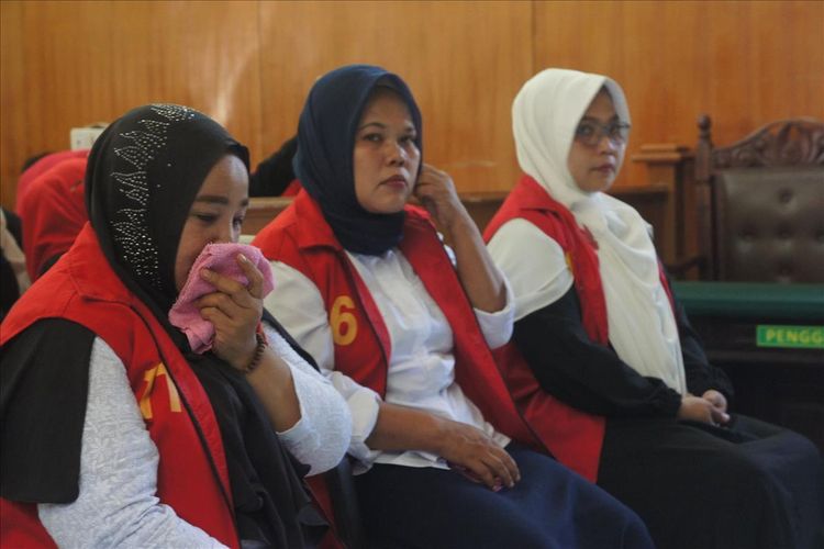Tiga emak-emak Pepes Karawang  saat menjalani sidang putusan kasus video 